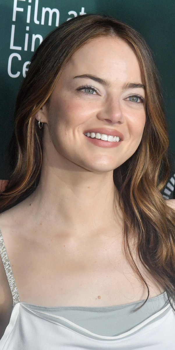 usaemilystonek's tweet photo. Emma Stone attends the premiere of "The Debut" during the 64th New York Film Festival 🩶💋 https://t.co/gLxVM0se5x