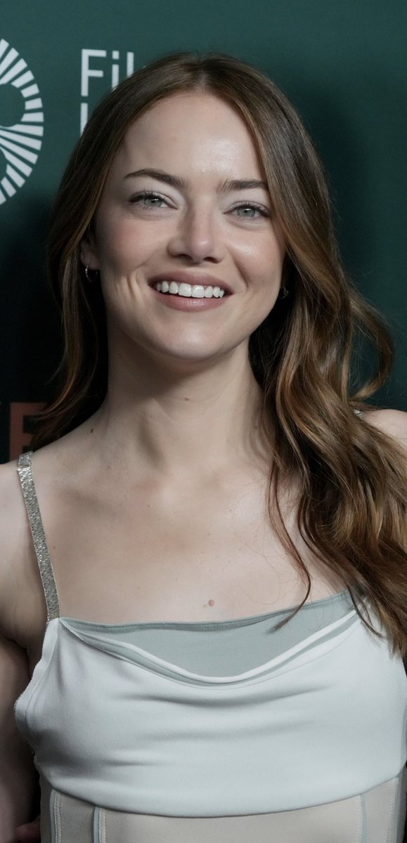 usaemilystonek's tweet photo. Emma Stone attends the premiere of "The Debut" during the 64th New York Film Festival 🩶💋 https://t.co/gLxVM0se5x