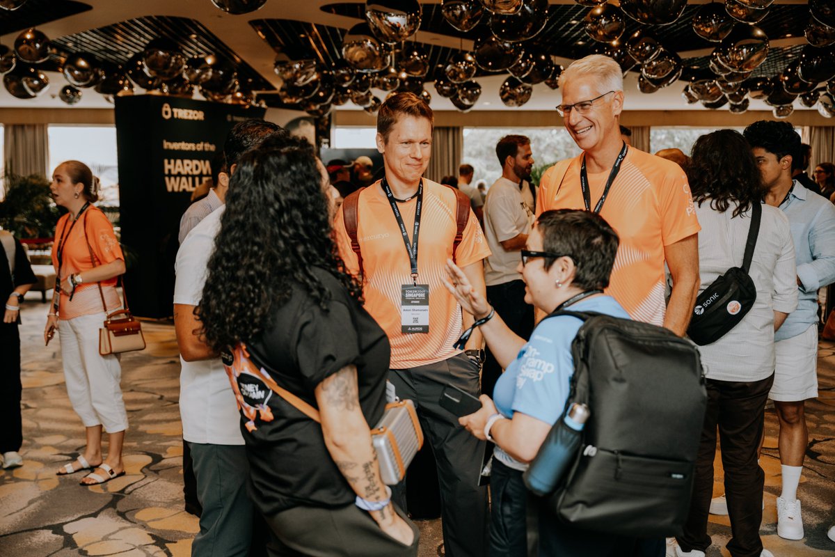 Mercuryo_io's tweet photo. The day in Singapore has come to an end.

We spent it at the Hack Seasons Conference by @mpost_io, a vibrant event that Mercuryo co-sponsored.

Here are the highlights of our team in the photo dump below 📸 https://t.co/ZkeONa1zH6