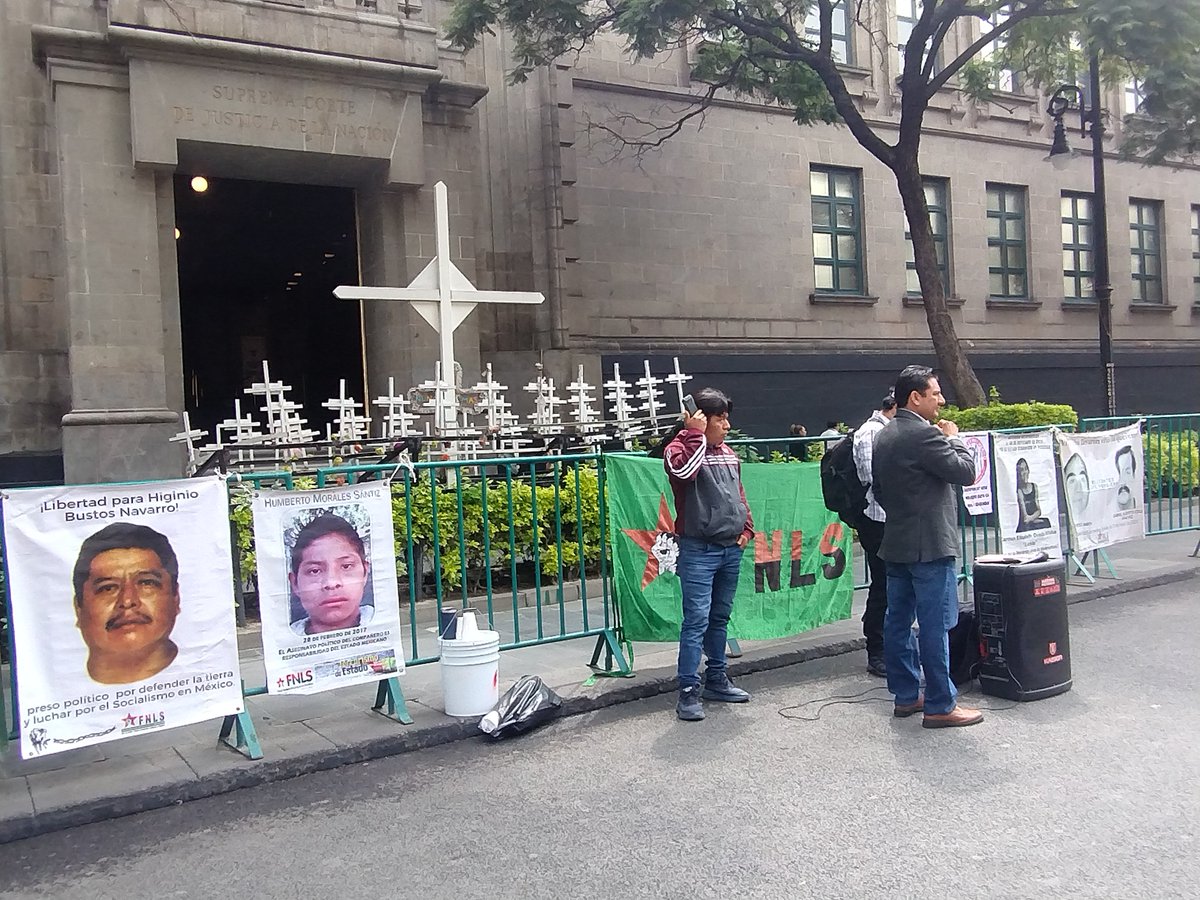 rynram's tweet photo. Buen día México 🇲🇽🏜️

Hoy llegaron a las puertas de Palacio Nacional, casos desgarradores, mujeres que no pudieron contener las lágrimas ante la impotencia de enfrentarse al sistema de justicia en México, que sigue podrido, que de repente las alcanzó en su vida cotidiana y encarcela a sus hijos, a sus esposos; un policía, un MP las amedrenta, amenaza y las humilla con frases como: "Todos dicen que son inocentes".
La vinieron a buscar hoy presidenta @Claudiashein Sus casos están en Atención Ciudadana.

Porqué no hay juicios justos para las personas que viven el día a día, que están más en sobrevivir, que en la política que busca responsables de la crisis de inseguridad?, porqué sigue ese sistema de tiempos del PRI, del PAN de que confiesen delitos que no cometieron? y si si los cometieron, no corresponde al mp integrar carpetas desde la integridad, la honestidad y el respeto a las personas, sin dejarse presionar por lo mediático o por sus jefes o por funcionarios o políticos?

Una vida inocente en la cárcel es lo peor hoy, porque ofrecieron que eso ya no pasaría en tiempos 4T.
Y ahí enseguida en la SCJN se manifiesta el pueblo de Higinio Bustos, indígena náhuatl, 62 años, al que llaman preso político, encarcelado desde el 2021, en tiempos 4T.

#MañaneraCSh