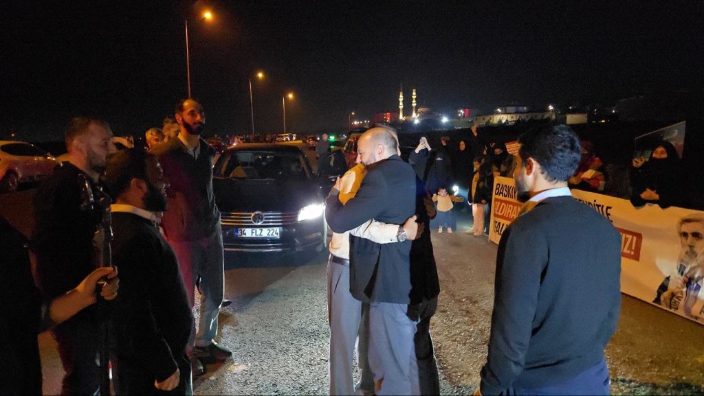 furknharketi's tweet photo. İSTANBULLU KARDEŞLERİMİZİ ALDIK ELHAMDÜLİLLAH! 

İstanbul’da hukuksuz tutuklamalara tepki göstermek için düzenledikleri basın açıklamasında “Talimat Saraydan, Bahsetmeyin Hukuktan!” sloganıyla hukuksuzca tutuklanan ve bugün tahliye edilen 8 kardeşimiz büyük bir coşkuyla karşılandı.

Basın Açıklaması Yapmak Suç Değildir! 

FurkanHareketi Tertemizdir