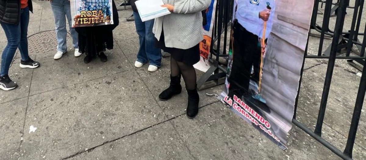 rynram's tweet photo. Buen día México 🇲🇽🏜️

Hoy llegaron a las puertas de Palacio Nacional, casos desgarradores, mujeres que no pudieron contener las lágrimas ante la impotencia de enfrentarse al sistema de justicia en México, que sigue podrido, que de repente las alcanzó en su vida cotidiana y encarcela a sus hijos, a sus esposos; un policía, un MP las amedrenta, amenaza y las humilla con frases como: "Todos dicen que son inocentes".
La vinieron a buscar hoy presidenta @Claudiashein Sus casos están en Atención Ciudadana.

Porqué no hay juicios justos para las personas que viven el día a día, que están más en sobrevivir, que en la política que busca responsables de la crisis de inseguridad?, porqué sigue ese sistema de tiempos del PRI, del PAN de que confiesen delitos que no cometieron? y si si los cometieron, no corresponde al mp integrar carpetas desde la integridad, la honestidad y el respeto a las personas, sin dejarse presionar por lo mediático o por sus jefes o por funcionarios o políticos?

Una vida inocente en la cárcel es lo peor hoy, porque ofrecieron que eso ya no pasaría en tiempos 4T.
Y ahí enseguida en la SCJN se manifiesta el pueblo de Higinio Bustos, indígena náhuatl, 62 años, al que llaman preso político, encarcelado desde el 2021, en tiempos 4T.

#MañaneraCSh