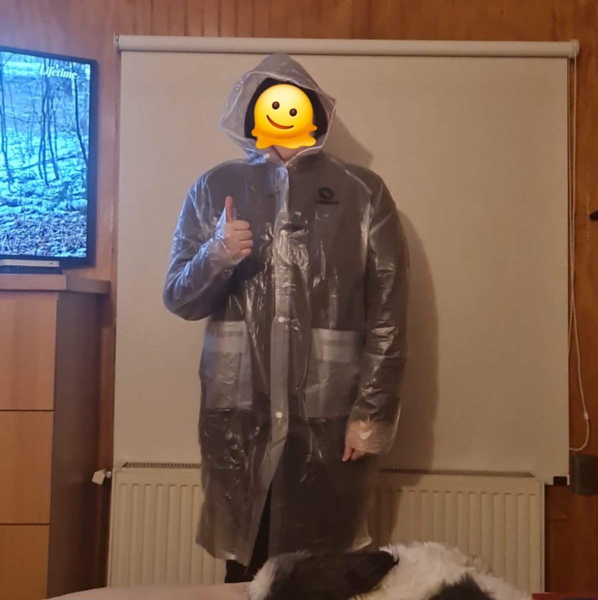 minteryoon's tweet photo. y yo ayer probándome mi capa de lluvia https://t.co/TGufHGGbLO