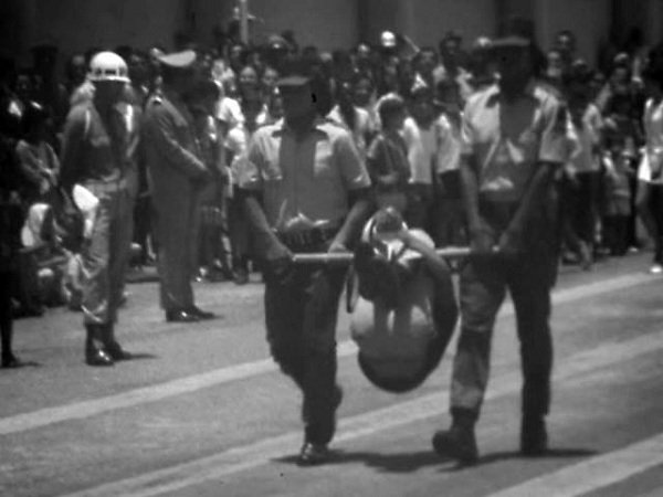 bookstarsky's tweet photo. Pessoal deveria começar a soltar essas fotos mais chocantes da ditadura pra mostrar que é aquilo que a extrema direita romantiza, defende, e quer espelhar no país agora, isso foi a ditadura, e é isso que será se a oposição vencer. https://t.co/N6D3ckI9vc