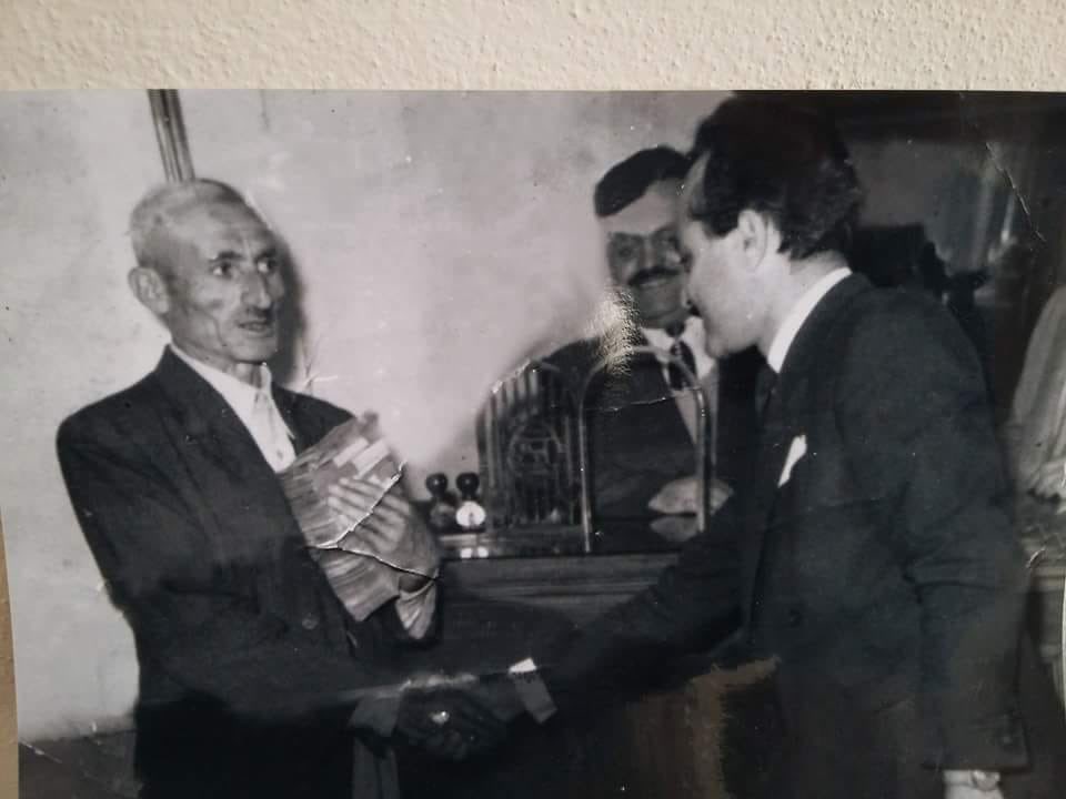ulvihukuk's tweet photo. Sene 1956. Ziraat Bankası mudileri arasındaki çekiliş kazananı dedem. O yıl doğan teyzeme 50 binlik kızım dermiş. 1991'de vefat etti. https://t.co/A58P2xKybH