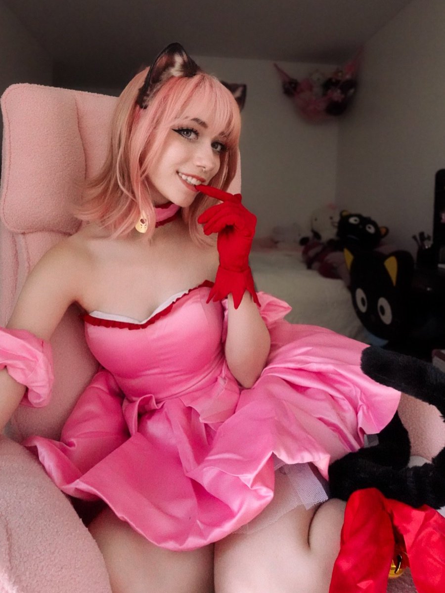 Tz123_4's tweet photo. Obsessing over this cosplay. She looks soooooo goooooood https://t.co/dRSUGJCm37