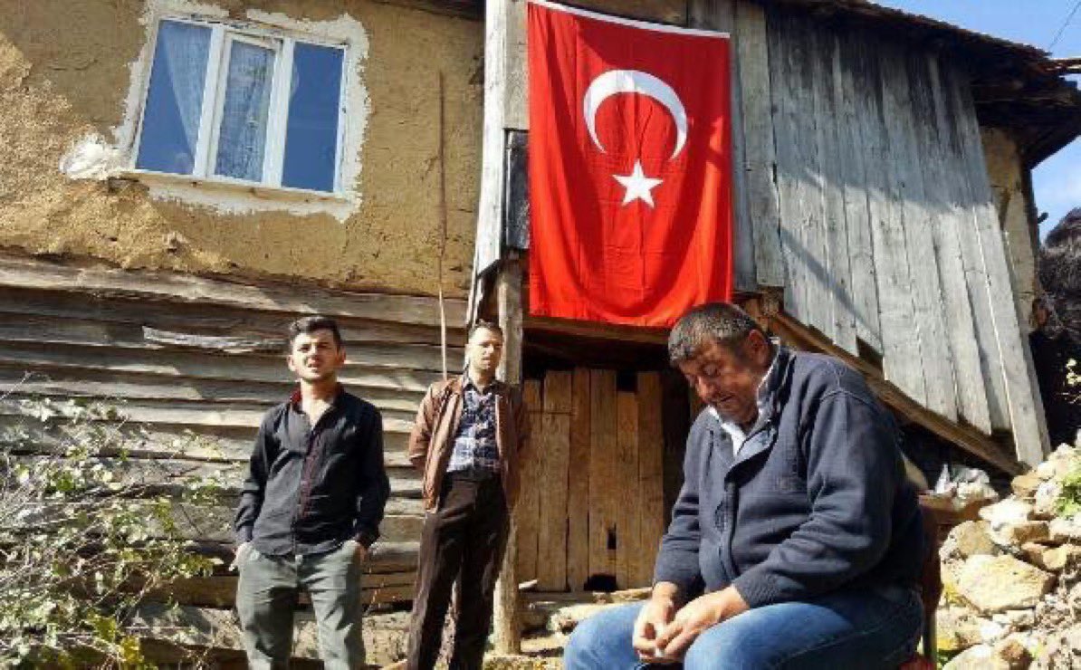 FiiTarih's tweet photo. 20 yaşındaydı Erkan. Acısını hissedenler geçen 10 yıla rağmen unutmamış, unutamamıştır Erkan’ımızı..

Üniformanın bol geldiğine bakmayın, yüreği çok büyüktü Erkan’ımızın..

Babası ahşaptan derme evlerinin önünde çöküp kalmıştı, unutmadık.

Rahmet olsun.. https://t.co/Whiw6xvtbU