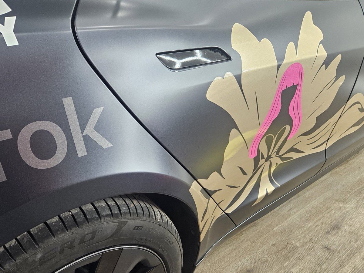 onikamagazinee's tweet photo. 📸| A supporter attending  @theXtakeover this weekend posted a photo of their tesla with @NICKIMINAJ’s Pink Friday album cover on it. 😍👑

(photo by @Mechanic429) https://t.co/iZKEagjNUi