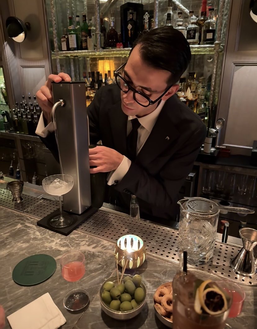 Emily78547's tweet photo. The bartender was kept busy and the night got off to a wonderful start🍸 https://t.co/pF1Fv0jfAV