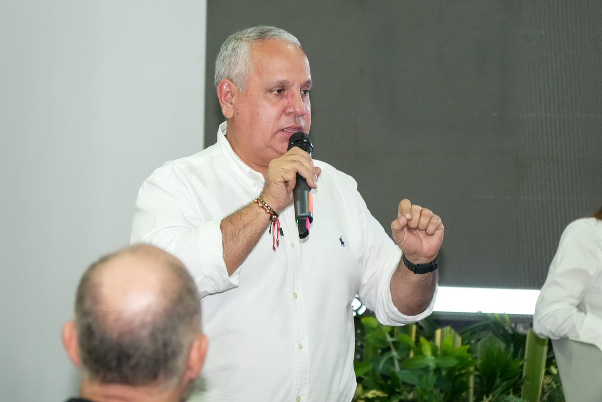 miltonvcarreno's tweet photo. Participamos en Invías Territorio junto al director general del @InviasOficial, Juan Camilo Ostos Romero, @juancamilostos. Llevamos a este espacio las prioridades del #Meta y la visión de infraestructura que necesita nuestro departamento para crecer, producir y conectarse mejor con Colombia.

Bogotá–Villavicencio, la conexión Pacífico–Orinoquía, el corredor Meta–Vichada, nuestras vías secundarias y terciarias y un verdadero sistema intermodal deben avanzar hacia decisiones concretas. Este encuentro es un paso importante; ahora necesitamos prioridades claras, responsables, recursos y seguimiento.

El Meta necesita un frente unido. Desde el Congreso seguiremos articulando esfuerzos con el Gobierno Nacional y el territorio, gestionando y haciendo seguimiento para que estas prioridades se traduzcan en resultados para nuestra gente.