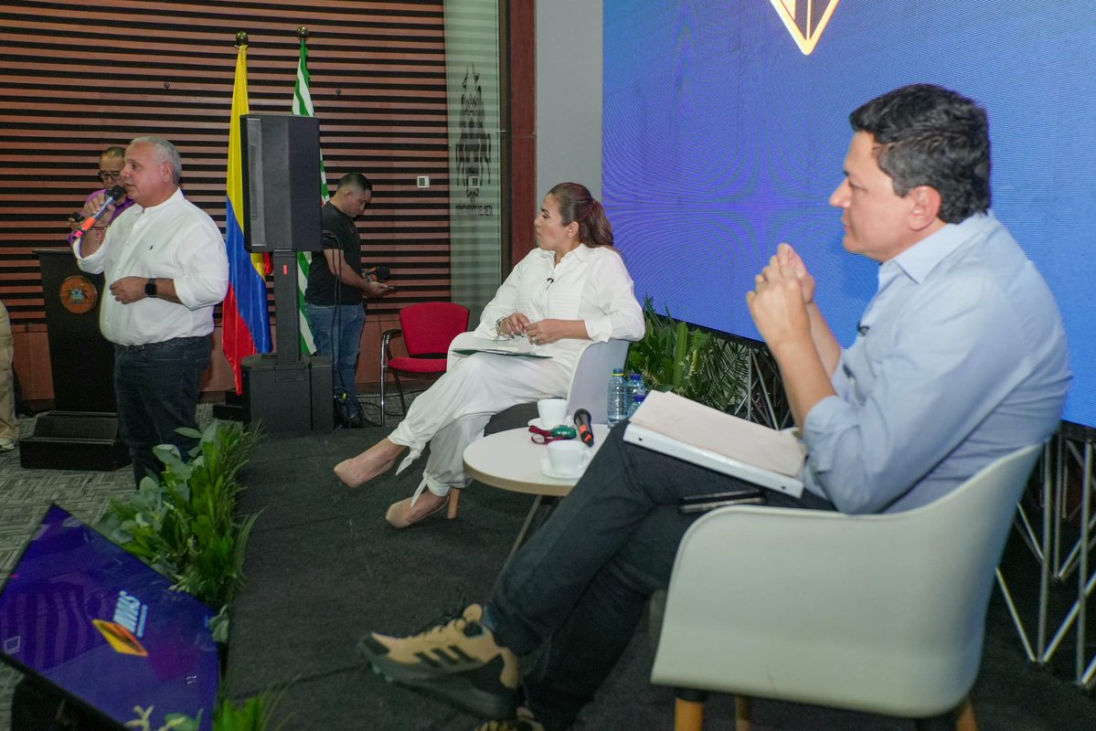 miltonvcarreno's tweet photo. Participamos en Invías Territorio junto al director general del @InviasOficial, Juan Camilo Ostos Romero, @juancamilostos. Llevamos a este espacio las prioridades del #Meta y la visión de infraestructura que necesita nuestro departamento para crecer, producir y conectarse mejor con Colombia.

Bogotá–Villavicencio, la conexión Pacífico–Orinoquía, el corredor Meta–Vichada, nuestras vías secundarias y terciarias y un verdadero sistema intermodal deben avanzar hacia decisiones concretas. Este encuentro es un paso importante; ahora necesitamos prioridades claras, responsables, recursos y seguimiento.

El Meta necesita un frente unido. Desde el Congreso seguiremos articulando esfuerzos con el Gobierno Nacional y el territorio, gestionando y haciendo seguimiento para que estas prioridades se traduzcan en resultados para nuestra gente.