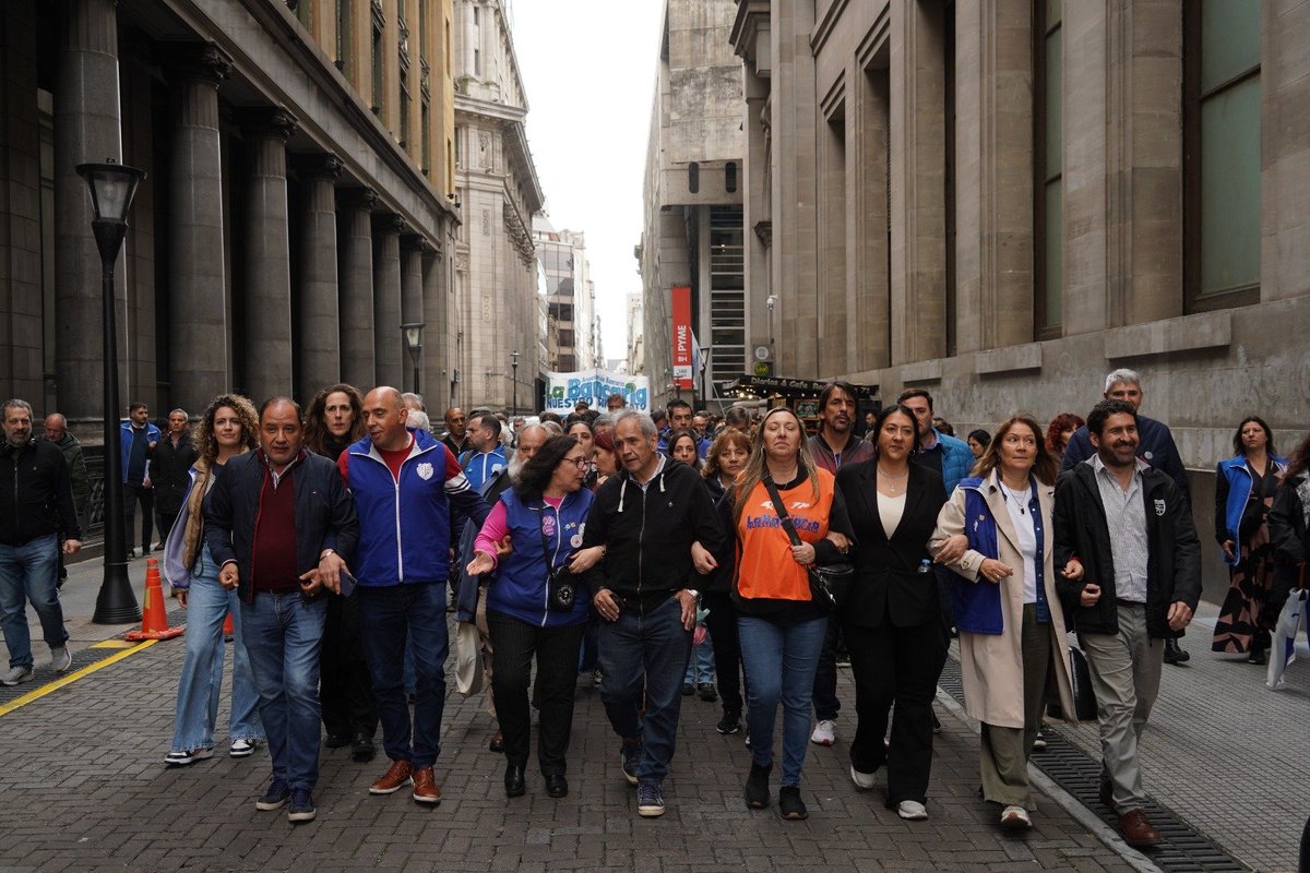 La_Bancaria's tweet photo. MARCHAMOS EN DEFENSA DE LA INDUSTRIA NACIONAL 🏭

Desde la Asociación Bancaria nos movilizamos junto a la CGT hasta la sede de la Secretaría de Industria en defensa de la producción nacional, el desarrollo industrial y el empleo digno.

Nota → https://t.co/85igCFwKKw https://t.co/QLkAkLByor