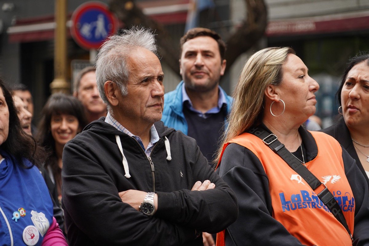 La_Bancaria's tweet photo. MARCHAMOS EN DEFENSA DE LA INDUSTRIA NACIONAL 🏭

Desde la Asociación Bancaria nos movilizamos junto a la CGT hasta la sede de la Secretaría de Industria en defensa de la producción nacional, el desarrollo industrial y el empleo digno.

Nota → https://t.co/85igCFwKKw https://t.co/QLkAkLByor