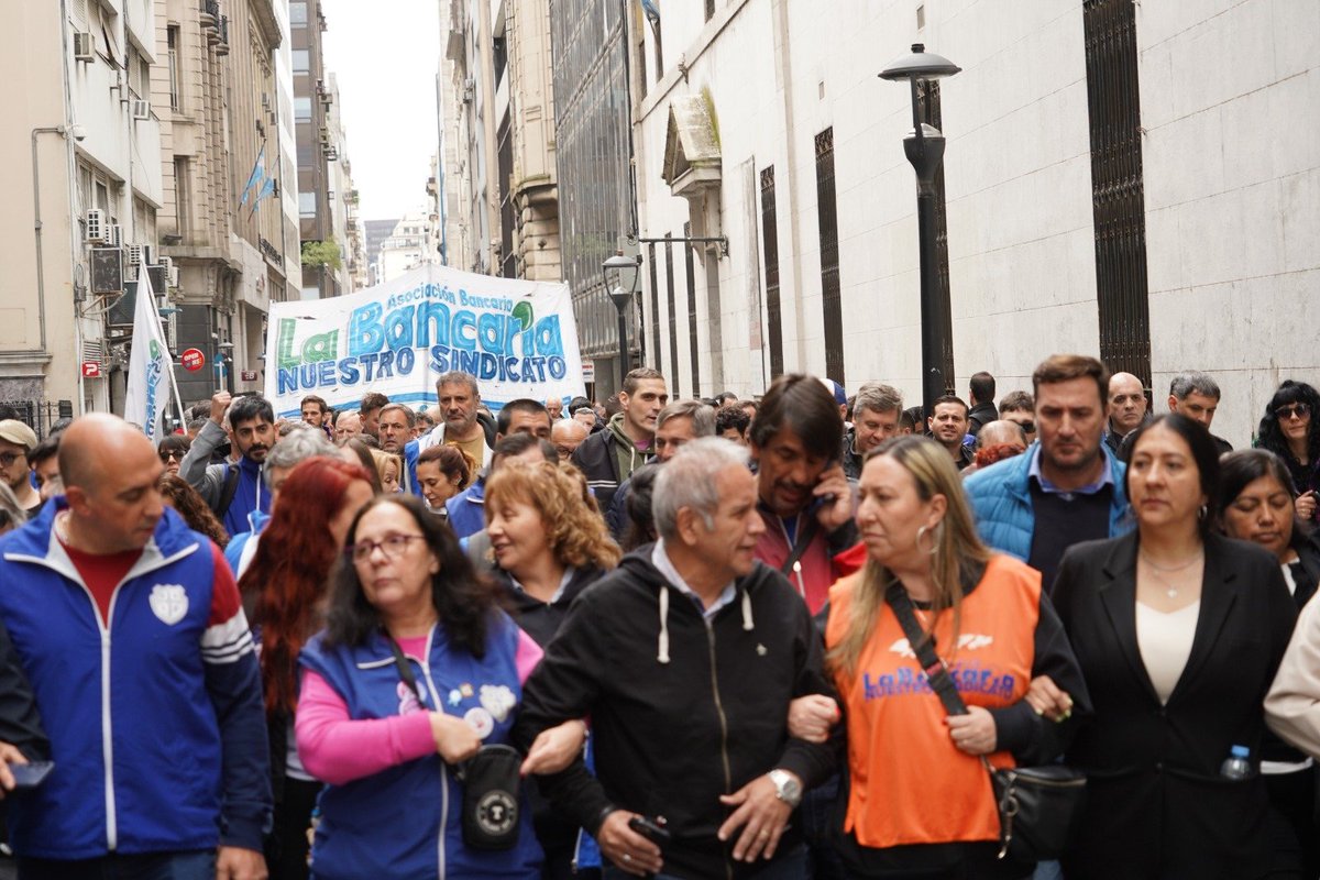 La_Bancaria's tweet photo. MARCHAMOS EN DEFENSA DE LA INDUSTRIA NACIONAL 🏭

Desde la Asociación Bancaria nos movilizamos junto a la CGT hasta la sede de la Secretaría de Industria en defensa de la producción nacional, el desarrollo industrial y el empleo digno.

Nota → https://t.co/85igCFwKKw https://t.co/QLkAkLByor