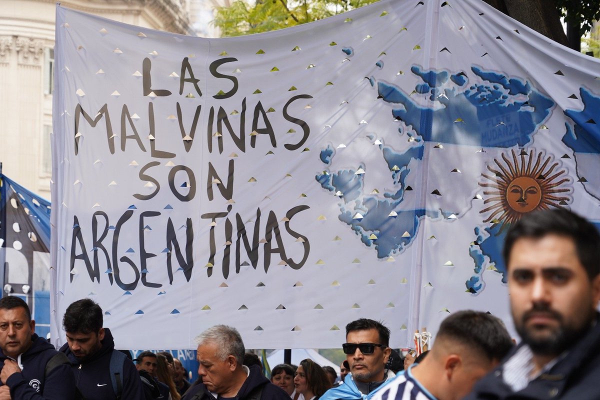 La_Bancaria's tweet photo. MARCHAMOS EN DEFENSA DE LA INDUSTRIA NACIONAL 🏭

Desde la Asociación Bancaria nos movilizamos junto a la CGT hasta la sede de la Secretaría de Industria en defensa de la producción nacional, el desarrollo industrial y el empleo digno.

Nota → https://t.co/85igCFwKKw https://t.co/QLkAkLByor