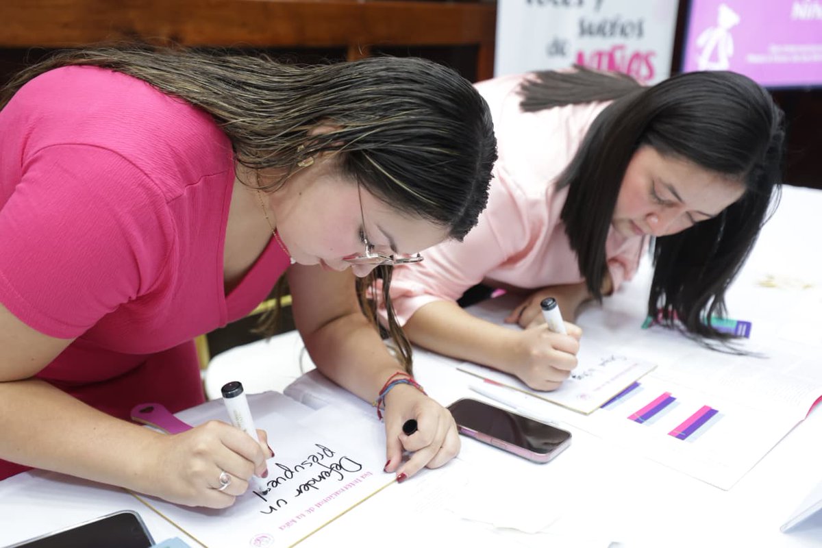 CongresoGuate's tweet photo. Las diputadas Mercedes Monzón @Merce_Moon y Elena Motta @ElenaMotta_ realizaron el conversatorio “Voces y sueños de niñas”, en conmemoración del Día Internacional de la Niña, que se celebra cada 11 de octubre por disposición de la Asamblea General de las Naciones Unidas desde 2011. En el encuentro participaron representantes de organizaciones de niñas y adolescentes, así como autoridades de la @PGNguatemala, @PDHgt, @MinSaludGuate, ASOGEN y otras instituciones, además de los diputados Ivanna Bonilla y Raúl Cuá, como invitados especiales.