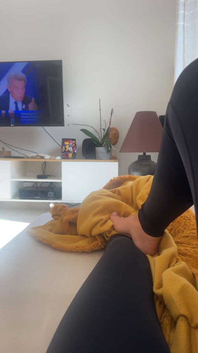szszb24's tweet photo. T’es tellement misérable que tu arrives même pas à me résister quand je me détend pieds nue haha 🤣🫵🏼 https://t.co/g6CCfEuUwO