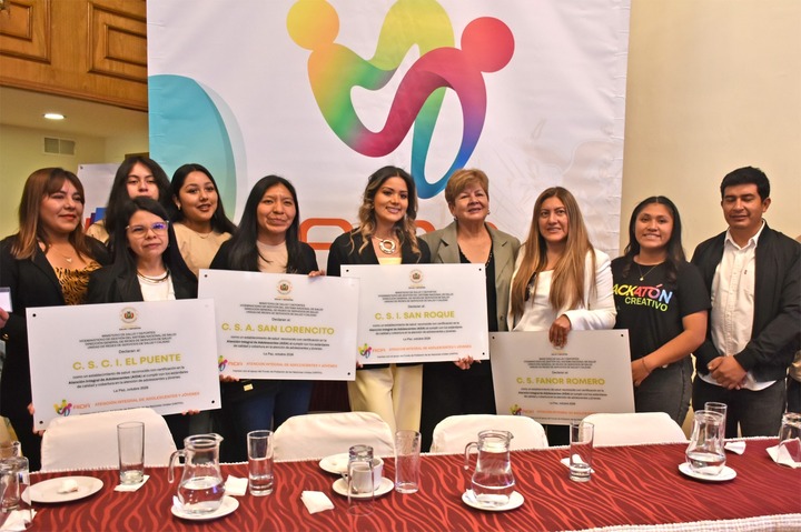 SaludDeportesBo's tweet photo. 🩺 El Ministerio de #Salud y Deportes certificó 200 centros #AIDA, urbanos y rurales de los nueve departamentos, que cumplieron más del 80% de los estándares de calidad para brindar atención integral a adolescentes y jóvenes.
#SaludBolivia #SaludSexualYReproductiva #SaludMental https://t.co/domD8Zc7sf