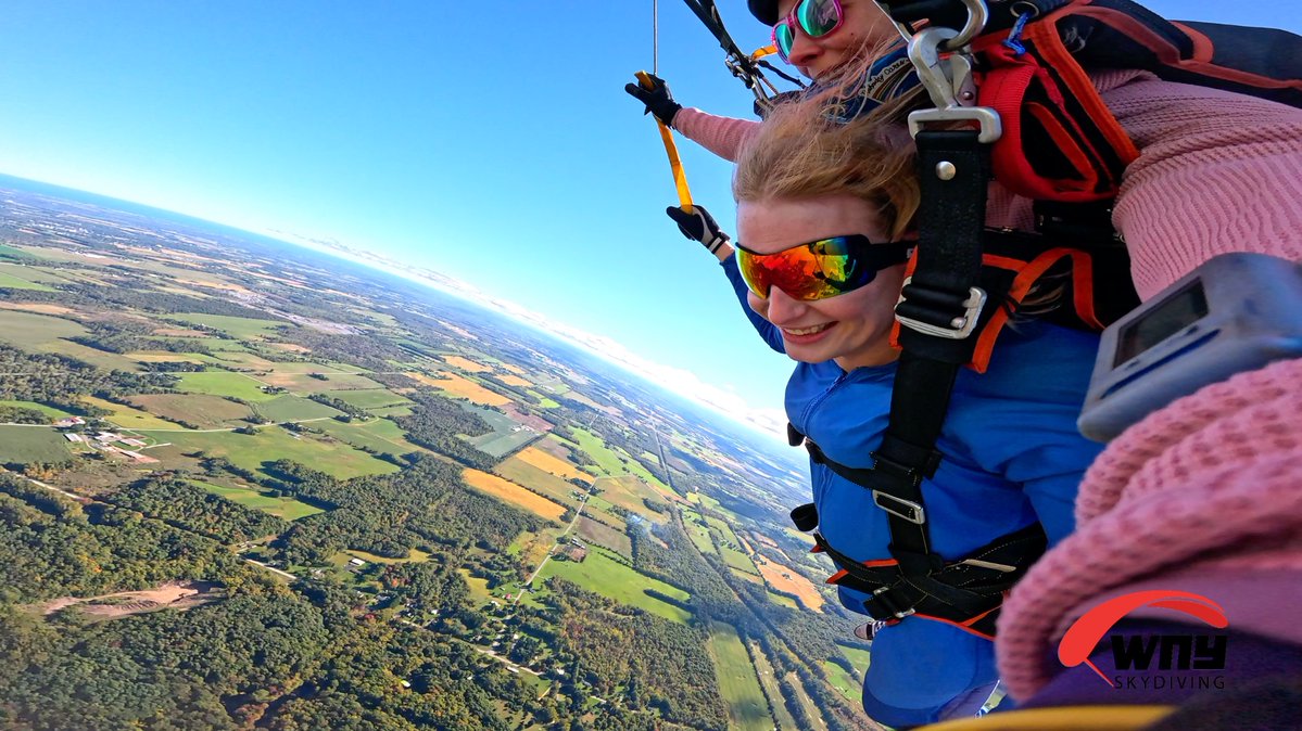 BionicLesBitch's tweet photo. A couple of trans girls jump out of a plane https://t.co/g6nzPPGsYZ