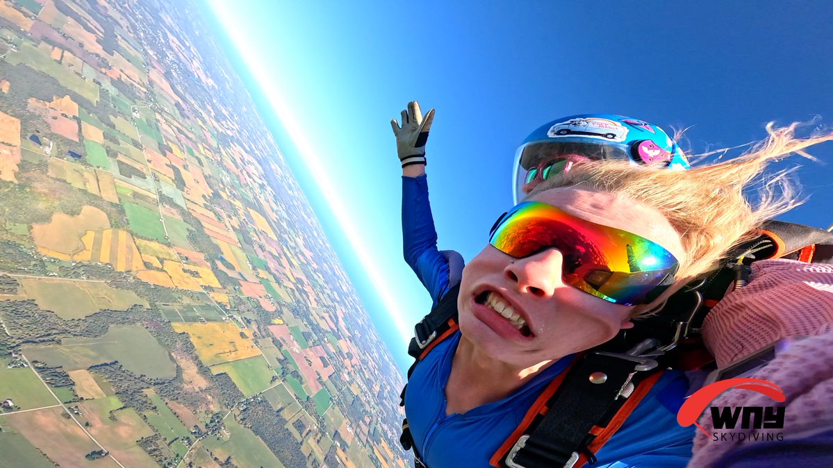 BionicLesBitch's tweet photo. A couple of trans girls jump out of a plane https://t.co/g6nzPPGsYZ