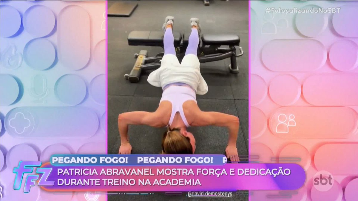 Patricia Abravanel performs an impressive handstand push-up on gym equipment during a workout, showcasing her strength and dedication, as highlighted by the caption "Pegando Fogo! Patricia Abravanel mostra força e dedicação durante treino na academia" on a SBT broadcast.