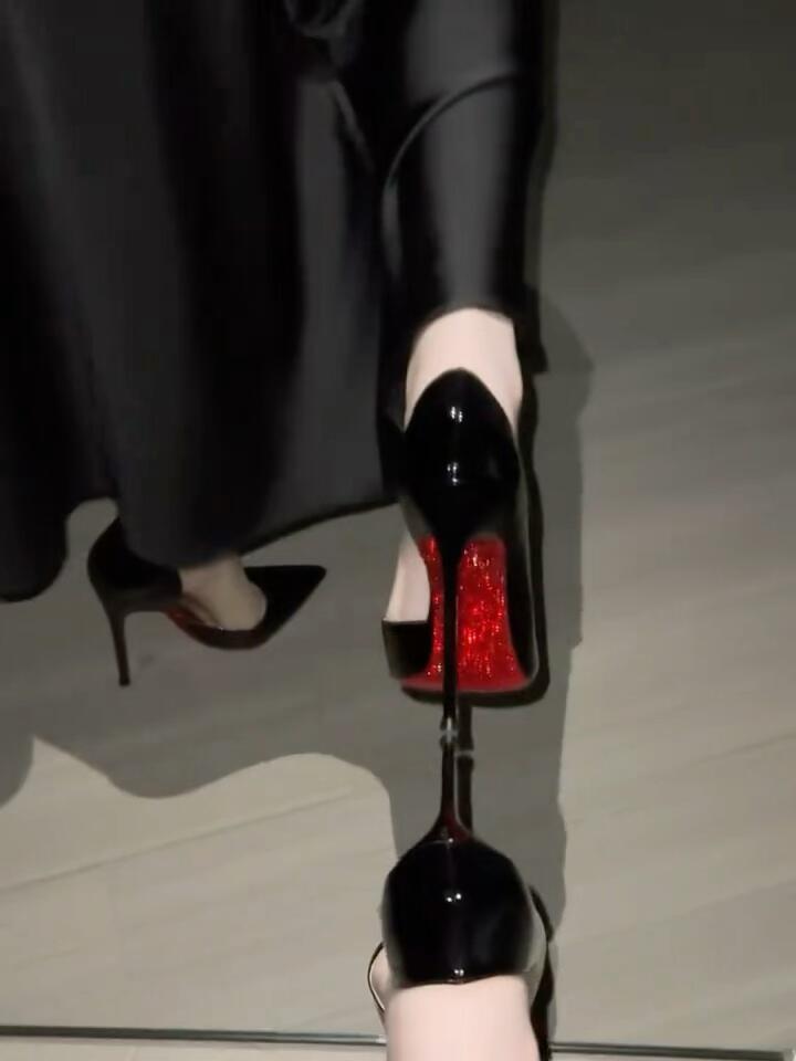 marronesongs's tweet photo. #北京 

女孩子给我大胆穿高跟鞋👠 https://t.co/Iz1t1QTVQ7