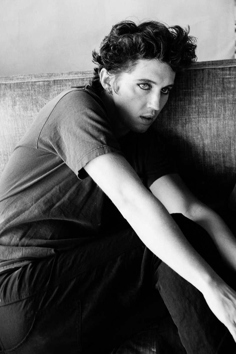 thefader's tweet photo. Troye Sivan wanted to make a pop album. Instead he wrote one about longing.

“It would have been much, much more fun to write a dance pop album about falling in love.That was genuinely where I was at on the last one and it’s so nice to go out and play that music and promote that music. This one feels like doing the harder thing.”

Read more: https://t.co/QINNcgKG2A