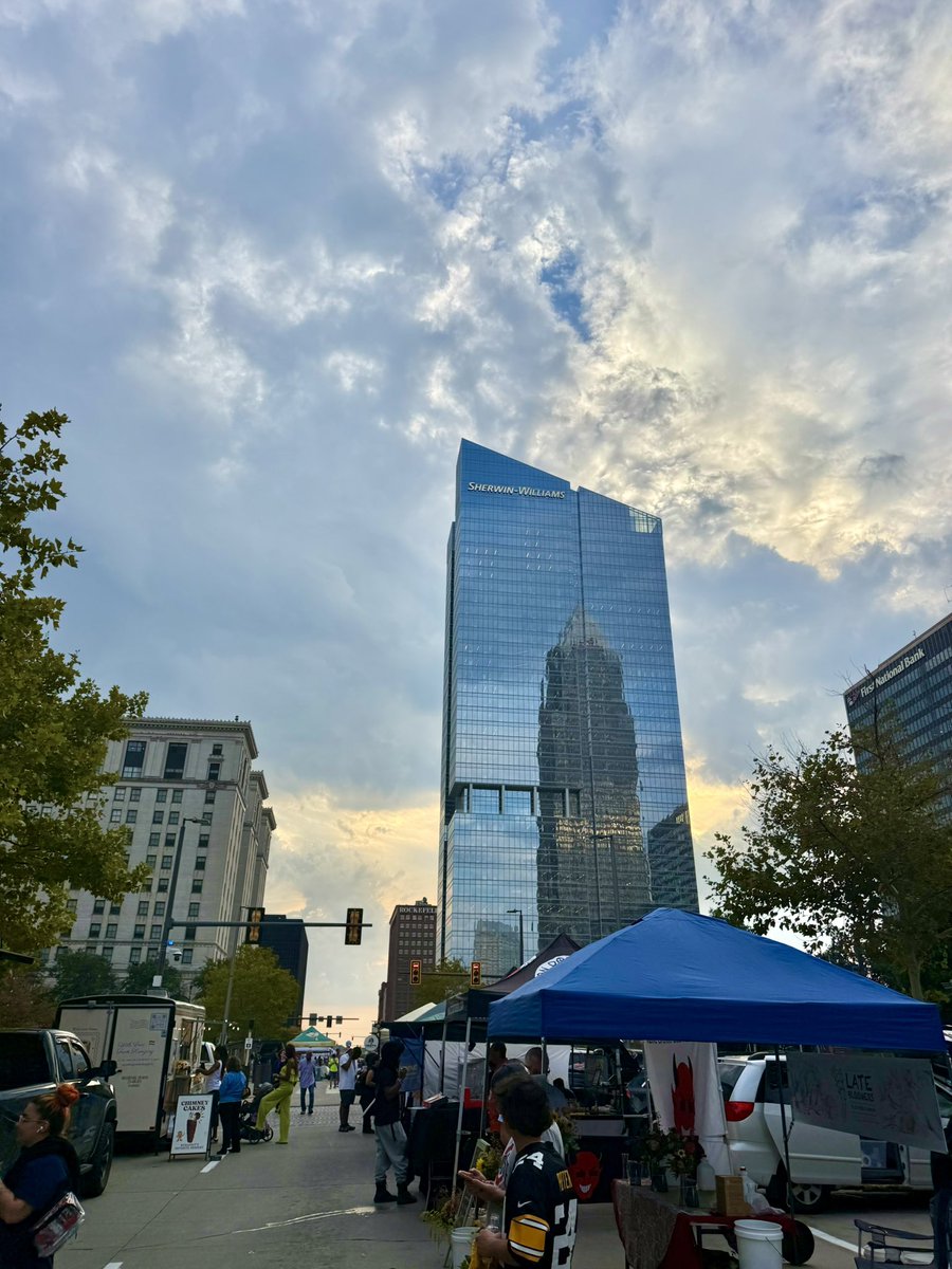 DowntownCLE's tweet photo. Thursday evenings downtown 🤝 Public Square Farmers Markets

Get to the Square from 4-7pm to shop from local vendors every Thursday through October! Browse from an assortment of fresh produce, tasty treats, local goods, and more.

Plus enjoy live music, food trucks, and a bar! https://t.co/AX2FEQYAD3