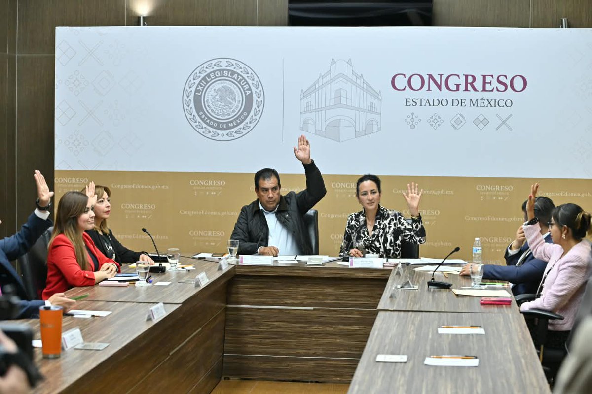 CongresoEdomex's tweet photo. Las comisiones unidas aprueban reformar el Código Civil del Estado de México, para garantizar el acceso y uso moderado de las #TICs por niñas, niños y adolescentes, bajo supervisión de quienes ejerzan patria potestad, tutela o guarda y custodia.
La Dip. Anai Esparza Acevedo (GP #PT) explicó que su propuesta no prohíbe la tecnología, busca educar para utilizarla de manera segura, responsable y adecuada a cada etapa de desarrollo.
"Establece que quienes tienen a su cuidado a niñas y niños deben procurar un uso moderado y responsable de las tecnologías, evitando una sobreexposición que pueda perjudicar sus capacidades motoras y de aprendizaje; sí como reflexionando sobre la importancia de convivir con sus congéneres", detalló.