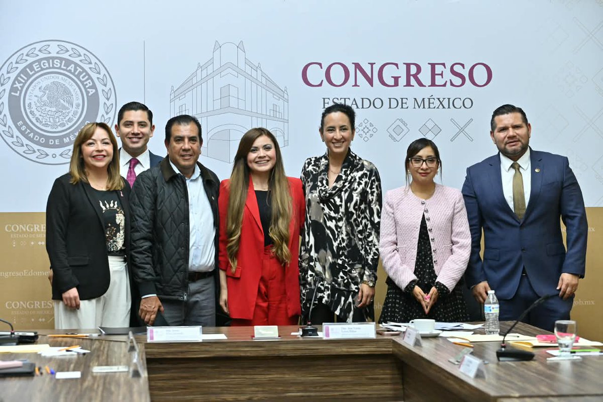 CongresoEdomex's tweet photo. Las comisiones unidas aprueban reformar el Código Civil del Estado de México, para garantizar el acceso y uso moderado de las #TICs por niñas, niños y adolescentes, bajo supervisión de quienes ejerzan patria potestad, tutela o guarda y custodia.
La Dip. Anai Esparza Acevedo (GP #PT) explicó que su propuesta no prohíbe la tecnología, busca educar para utilizarla de manera segura, responsable y adecuada a cada etapa de desarrollo.
"Establece que quienes tienen a su cuidado a niñas y niños deben procurar un uso moderado y responsable de las tecnologías, evitando una sobreexposición que pueda perjudicar sus capacidades motoras y de aprendizaje; sí como reflexionando sobre la importancia de convivir con sus congéneres", detalló.