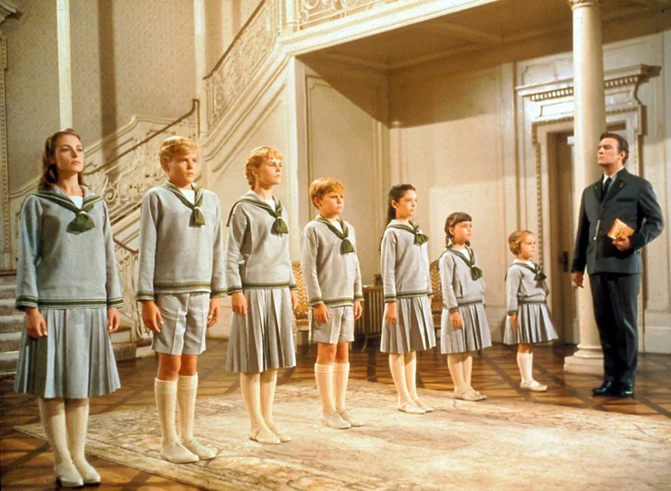 SardaranCarol's tweet photo. James Blunt lining up his children at home 

#TheTraitors
#celebritytraitors
#CelebrityTraitors https://t.co/4o2nB7P2No