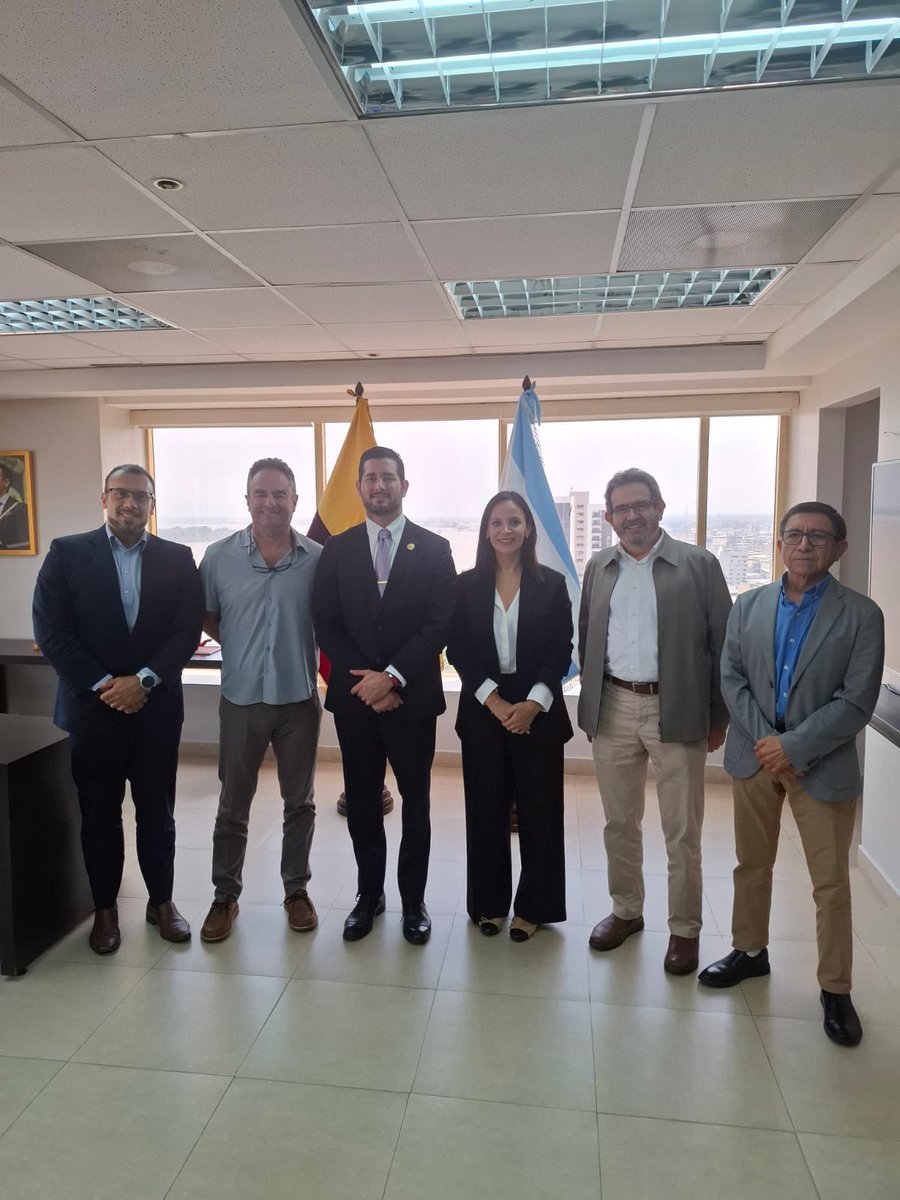 CONAVE_EC's tweet photo. Con el ministro @BernardoCordovz revisamos a profundidad el accionar del #SectorAvicola sus bondades y alcances. Además los retos que como sector tendremos que atravesar con el #FenomenoDelNiño; acordamos actuar articulados para enfrentar la emergencia y garantizar el acceso de los ecuatorianos a la proteína. #Avicultura #Politica @DEspinGarcia @Afaba_Ecuador