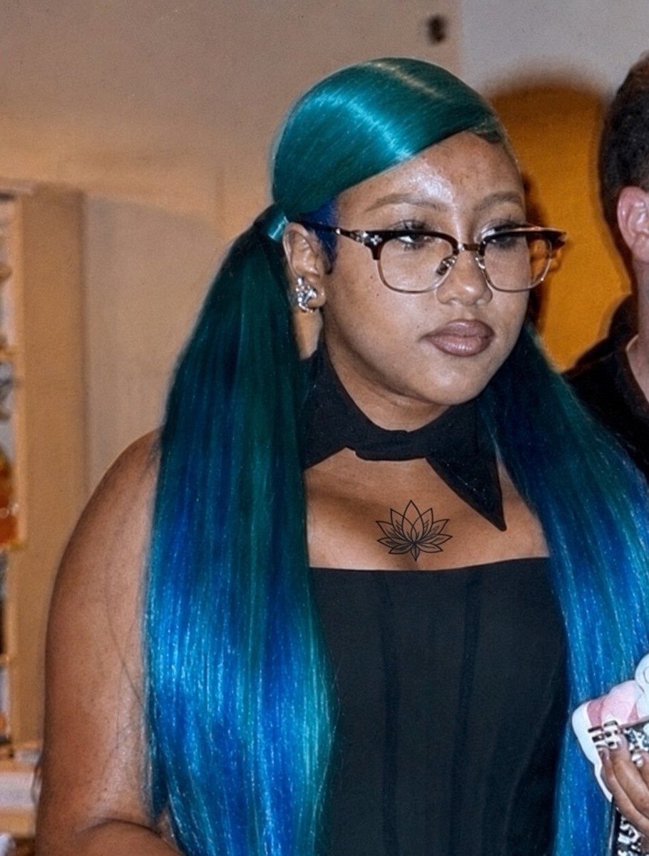 tee_hiii's tweet photo. 13 years old North West got a breast tattoo and she shared a screenshot of the texts she got from her dad Kanye West after she got a breast tattoo…. Ye sounded so pissed and she said her mom kim kardashian permitted her to get the tattoo. YE then cut off her $10,000 weekly allowance😭😭😭😭