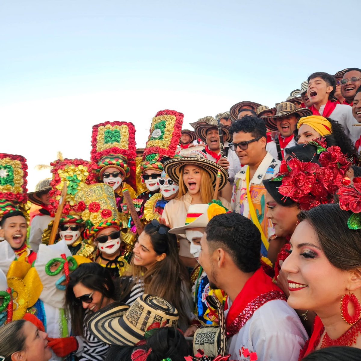 sweetycary's tweet photo. Shakira junto a todo el equipo del Carnaval de Barranquilla durante la grabación de La Revuelta #shakira #shakiraenmadrid #eslatina https://t.co/NKy5Mi837G