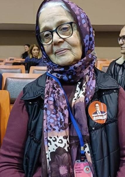 at_hicran's tweet photo. hiçbirşey den utanmıyorsanız  80 yaşında  dik duruşuyla 1.5 yıl'dır  iftiralarla tutuklu oğlunun  her duruşmasında umutla bekleyen bu anneden utanın  fırıldaklar https://t.co/QLYVfS6fk2