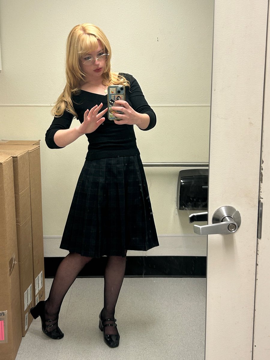 spittingclots's tweet photo. boring outfit because my hair is carrying https://t.co/7t7zxTE7P4