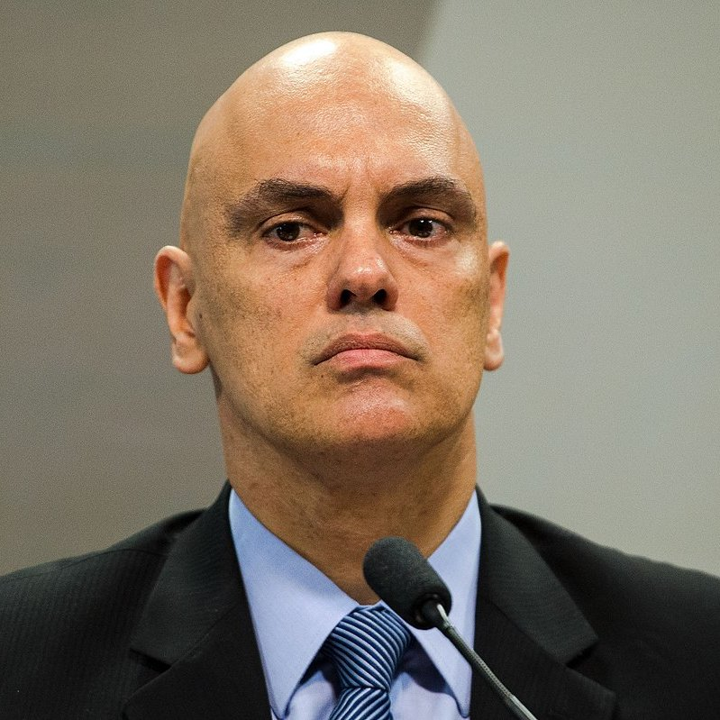 poptime's tweet photo. 🚨 URGENTE: Alexandre de Moraes determina que Eduardo Bolsonaro comece a cumprir pena de 4 anos e 2 meses de PRISÃO e o cancelamento de seus passaportes. https://t.co/NhcXJ0g0s9