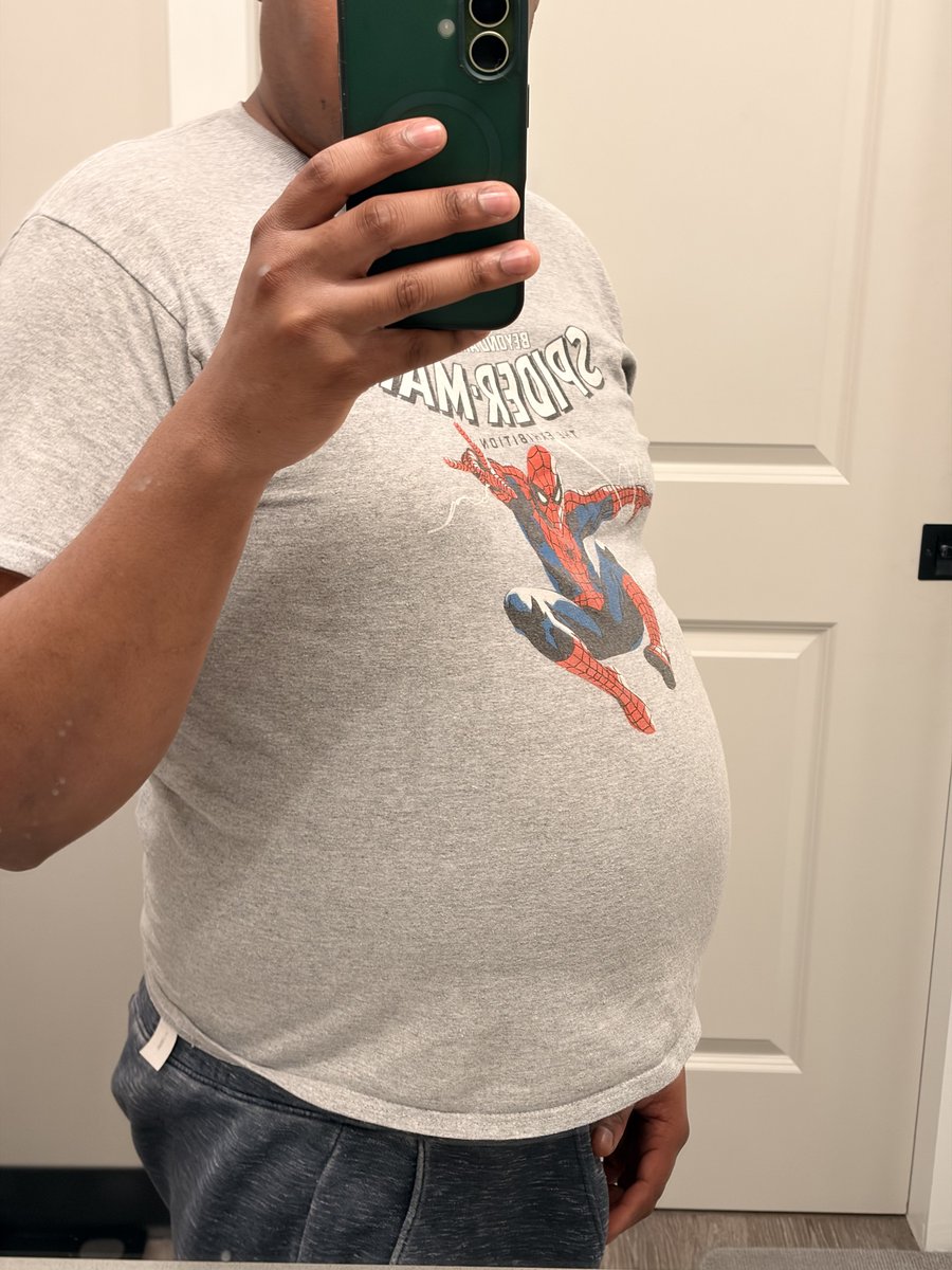 thebellytank's tweet photo. This Spider-Man shirt is fighting for its life. 😂🍔

Just a little BellyTank update! Swipe to see what the shirt’s been hiding. 👀

What do we think? 😎

#BellyTank #BodyProgress #ProgressUpdate https://t.co/gJQKjLy4VG