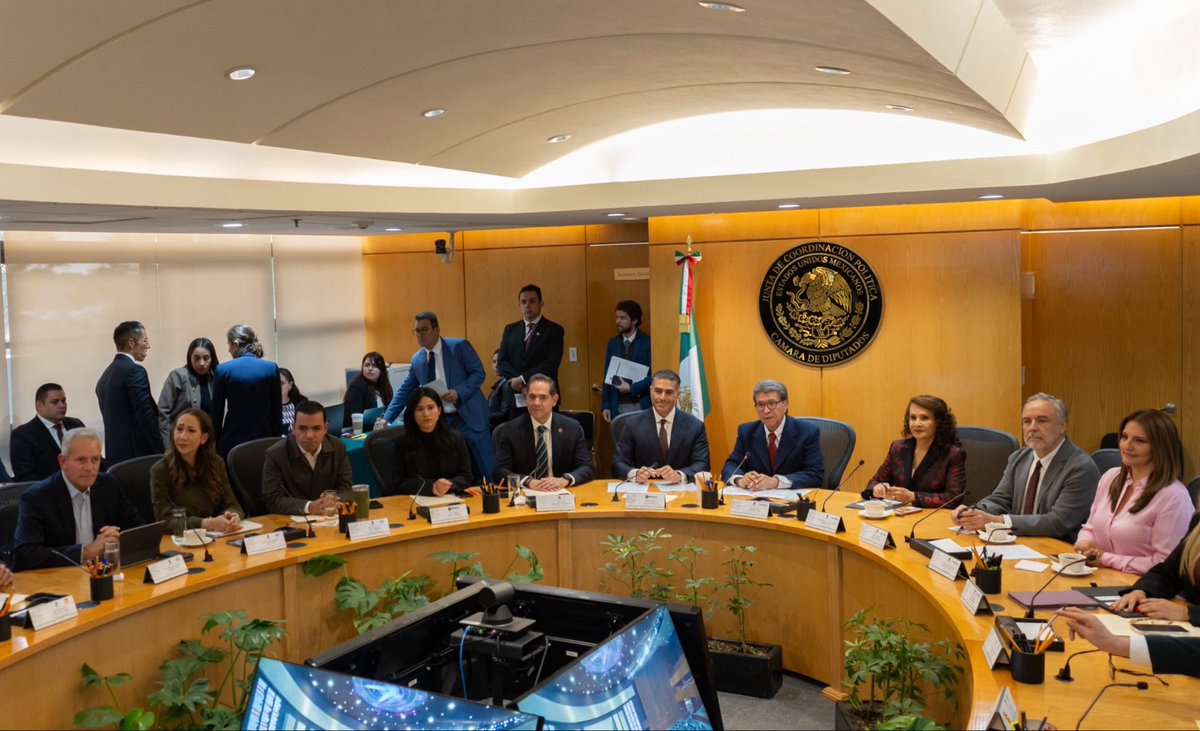 aramirezcuellar's tweet photo. Hoy recibimos en la @Mx_Diputados al secretario de Seguridad, @OHarfuch. Vamos a fortalecer la protección de nuestras vidas, el cuidado de nuestros bienes y la seguridad de nuestras colonias.

Todo el peso del Estado contra extorsionadores y huachicoleros. https://t.co/evwIfJlmhK