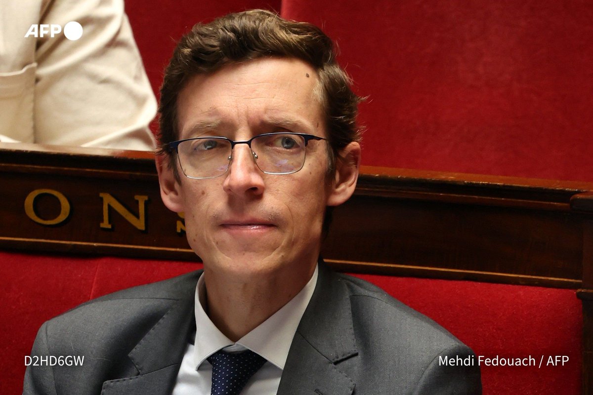 afpfr's tweet photo. ➡️  "Grâce à un logiciel que j'ai demandé il y a un an, on a pu, en ce début d'année - c'est la première fois qu'on le déploie -, identifier les établissements qui sont dans des situations que je qualifierais de très problématiques. Il y a 114 lycées dont je dirais qu'ils sont rouges, et 400 qui sont oranges", a-t-il expliqué au journal de TF1 ⬇️