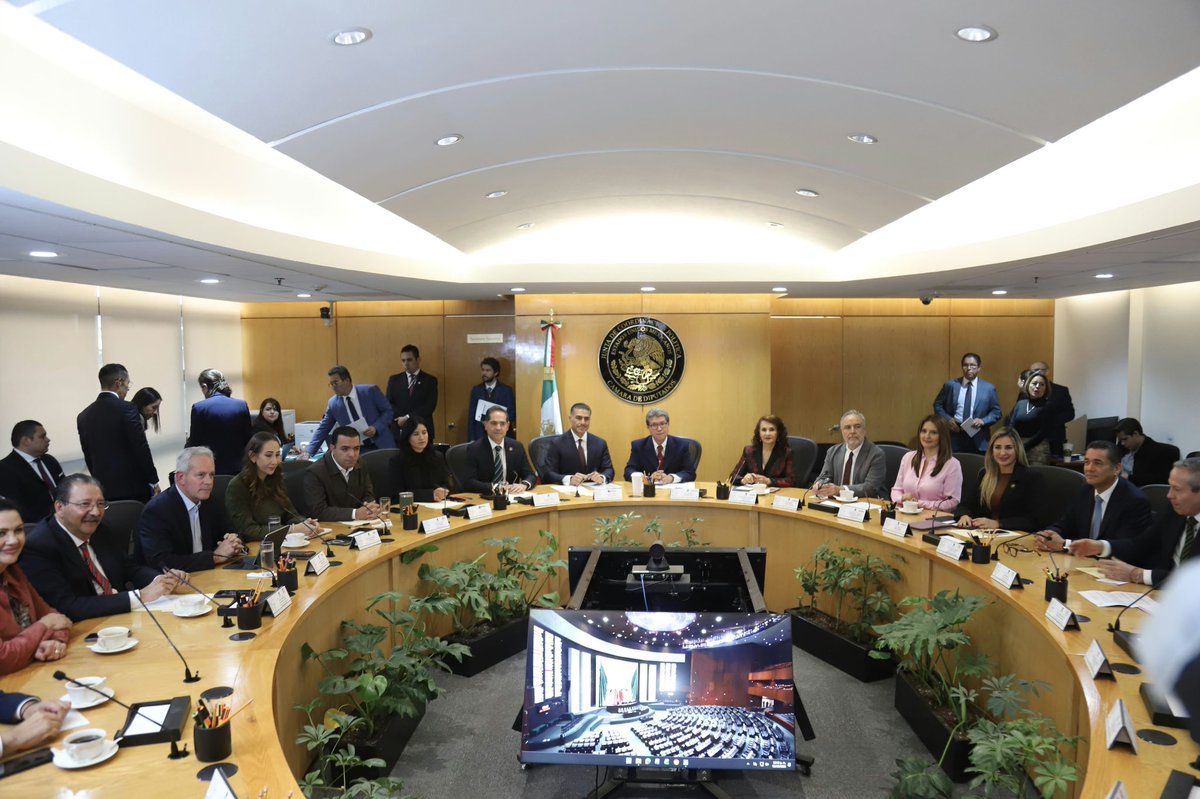 mery_pozos's tweet photo. Hoy participé en la comparecencia de Omar García Harfuch, secretario de Seguridad y Protección Ciudadana, ante la Junta de Coordinación Política de la Cámara de Diputadas y Diputados.

Los resultados de la Estrategia Nacional de Seguridad son contundentes: los homicidios dolosos se han reducido 46%, pasando de un promedio de 91.7 diarios en 2024 a 49.7 en 2026. Además, se ha detenido a más de 59 mil personas por delitos de alto impacto y asegurado más de 31 mil armas de fuego.

Son avances importantes que reflejan el trabajo de coordinación, inteligencia y atención a las causas que impulsa el Gobierno de nuestra Presidenta, la Dra. Claudia Sheinbaum.

Sabemos que todavía hay retos enormes, pero tenemos una estrategia y resultados que nos permiten seguir avanzando. Desde la Cámara de Diputadas y Diputados continuaremos trabajando para que la paz y la tranquilidad lleguen a todos los hogares de México.