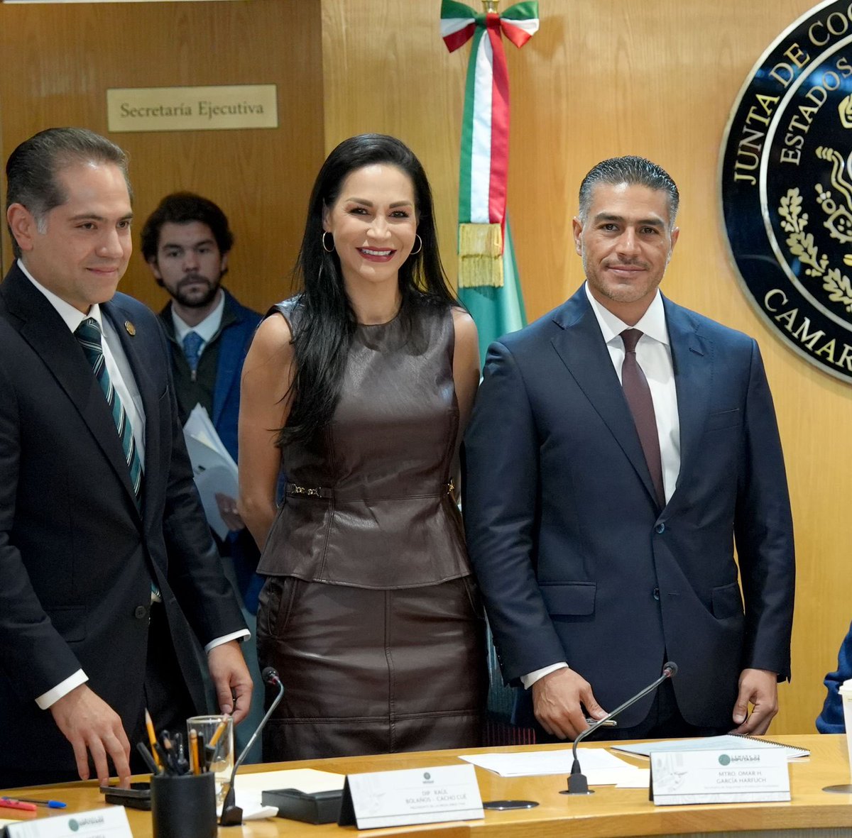 mery_pozos's tweet photo. Hoy participé en la comparecencia de Omar García Harfuch, secretario de Seguridad y Protección Ciudadana, ante la Junta de Coordinación Política de la Cámara de Diputadas y Diputados.

Los resultados de la Estrategia Nacional de Seguridad son contundentes: los homicidios dolosos se han reducido 46%, pasando de un promedio de 91.7 diarios en 2024 a 49.7 en 2026. Además, se ha detenido a más de 59 mil personas por delitos de alto impacto y asegurado más de 31 mil armas de fuego.

Son avances importantes que reflejan el trabajo de coordinación, inteligencia y atención a las causas que impulsa el Gobierno de nuestra Presidenta, la Dra. Claudia Sheinbaum.

Sabemos que todavía hay retos enormes, pero tenemos una estrategia y resultados que nos permiten seguir avanzando. Desde la Cámara de Diputadas y Diputados continuaremos trabajando para que la paz y la tranquilidad lleguen a todos los hogares de México.