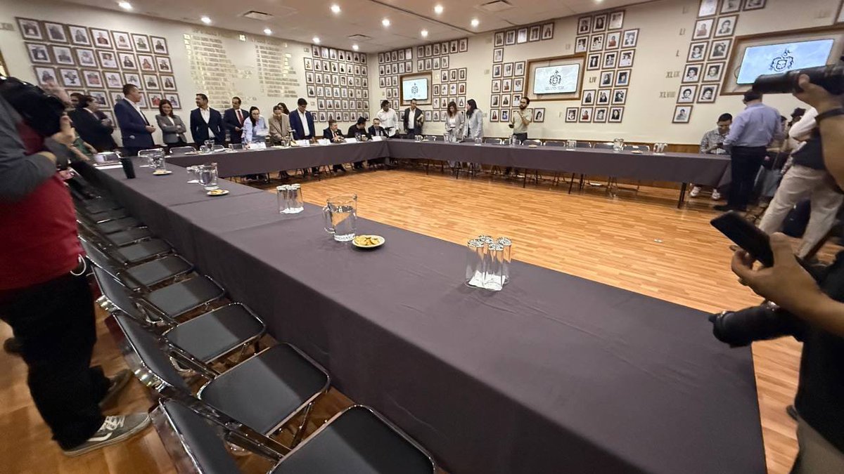 Libro_negro_'s tweet photo. Las y los diputados de Morena no acudieron a la presentación del proyecto para la construcción del nuevo acueducto en Guadalajara. 

A ver @4TMorenaJalisco se quejan de que Lemus se va a gastar el dinero en tonterías pero tampoco van para auditar y revisar el proyecto. 

Los necesitamos ahí, para que revisen lo bueno y lo malo de la propuesta, no en sus casas haciendo videos para redes sociales.