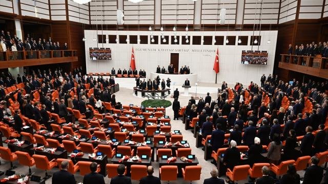 Pusula0001's tweet photo. 🧭Muhalefetin ,Fon vurgunu ile ilgili  soruşturma önergesi  bugün AKP ve MHP oylarıyla reddedildi https://t.co/dV4AYv2w52