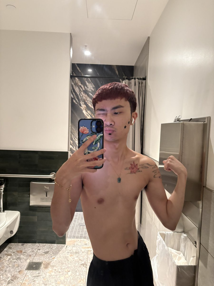 stormysocean's tweet photo. Hi gay ppl in my phone https://t.co/iXKaICXI0E