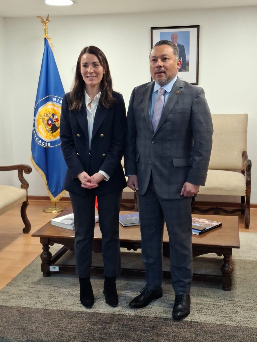 Emb_BanacekES's tweet photo. 🇸🇻🇨🇱 Un honor y un privilegio.
Reunión de trabajo con la Secretaria de Educación de Chile, María Paz Arzola, junto a la Diputada Valentina Becerra, Presidenta de la Comisión de Educación.
Avanzamos en cooperación e intercambio académico Chile–El Salvador.
Del diálogo a resultado https://t.co/eROORoB99P