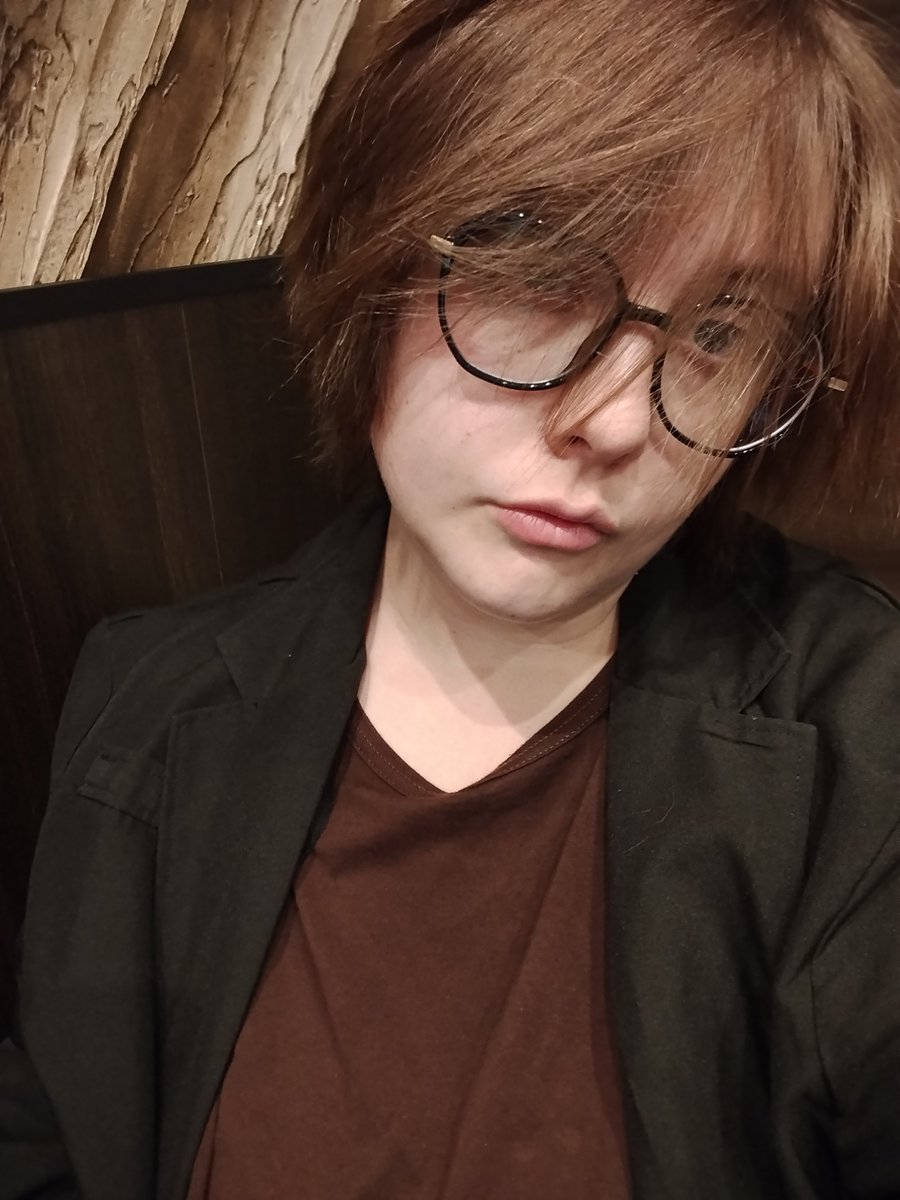 eninuinu's tweet photo. тута я юзнула шампуни которые мы продаем 
мою жирную бошку посушили https://t.co/HI9WsgoVed