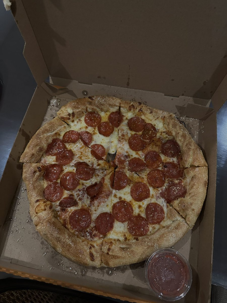 LawraRetru's tweet photo. Neta amo amooo amooo la pizza https://t.co/M17P23PZPn
