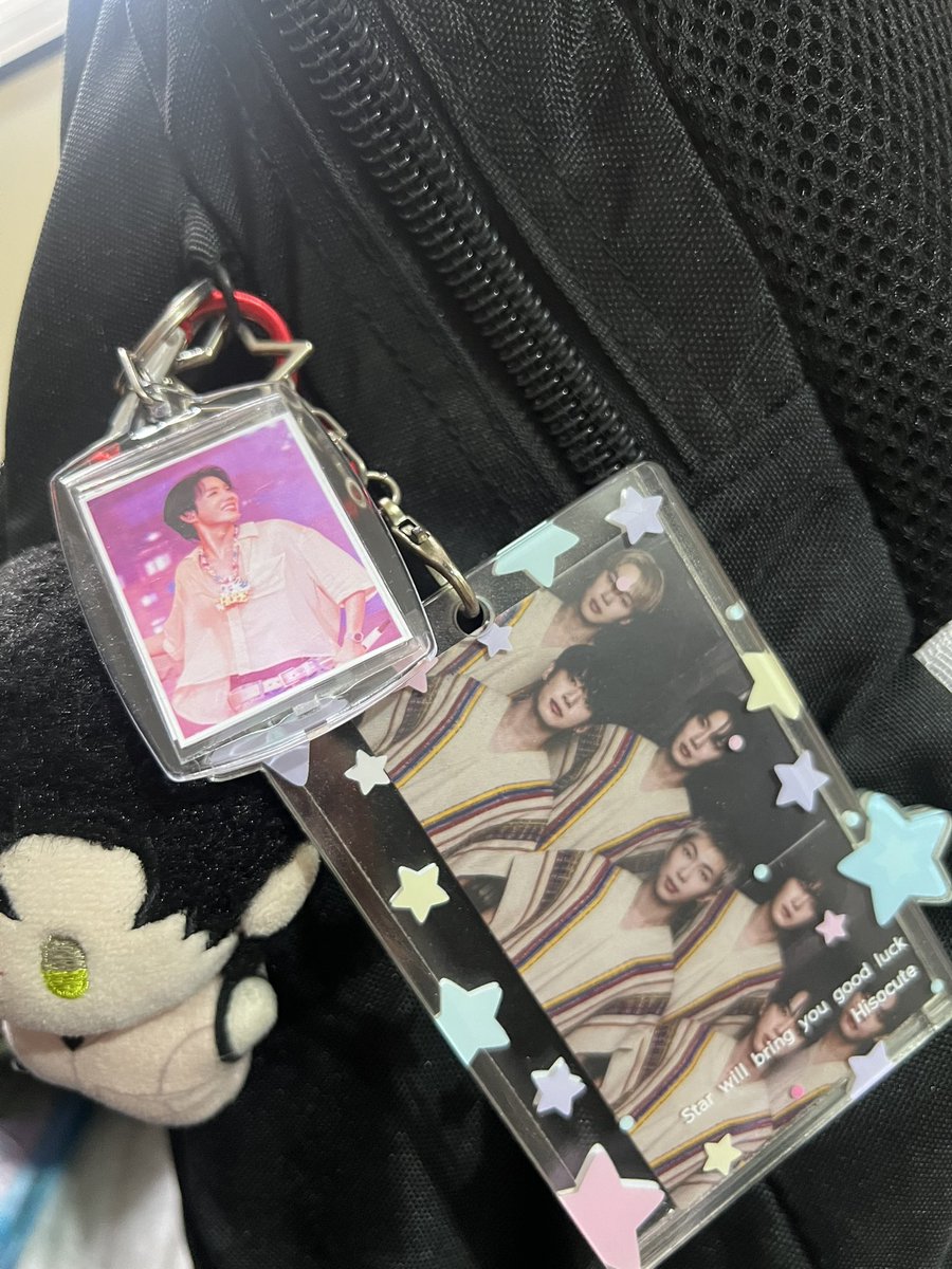 sopitahobi's tweet photo. No quiero salir pero estos freebies que me dieron las armys de mierda se tiene que lucir 👩🏽‍❤️‍💋‍👩🏻 https://t.co/lXeLlc8Lqd