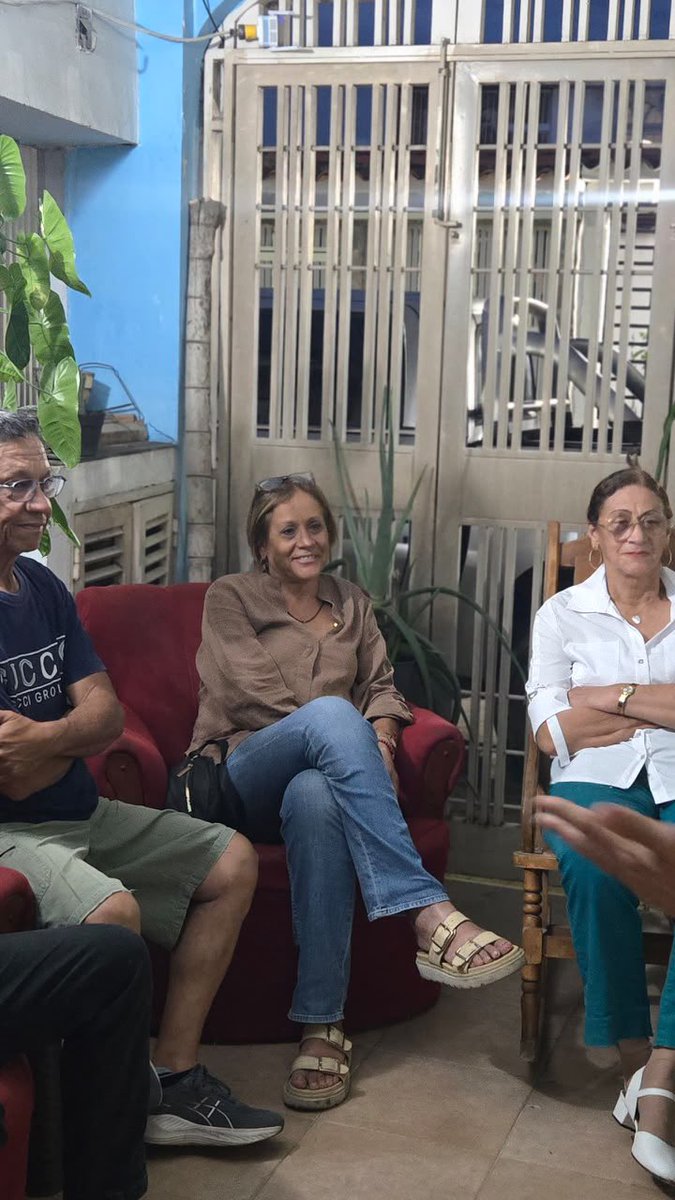 VenteAragua's tweet photo. Conversando de cerca con los vecinos de la Urb. Ciudad Jardín en Cagua, municipio Sucre. 

En este espacio de Café Vente escuchamos sus preocupaciones y conversamos sobre el proyecto para construir la Venezuela de oportunidades que merecemos. 
¡Seguimos firmes! https://t.co/xsoDrJ2vdr